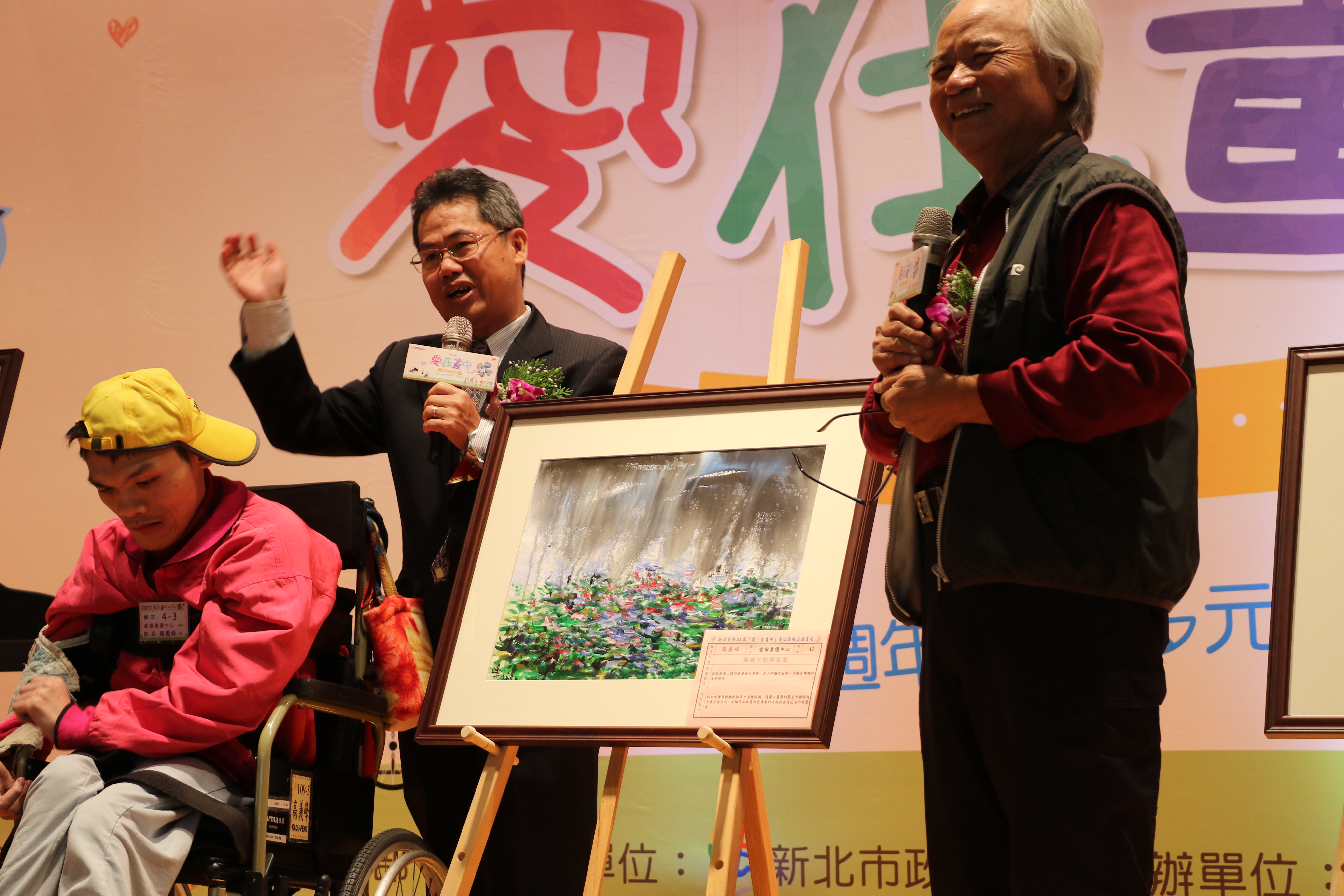 蘇振明教授（右）和鄭玉疊評審（中）特別推崇高義峰的畫作「暴雨下的荷花池」 表現風雨下的屹立